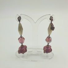 Carica l&#39;immagine nel visualizzatore di Gallery, Orecchini pendenti in resina e cristalli