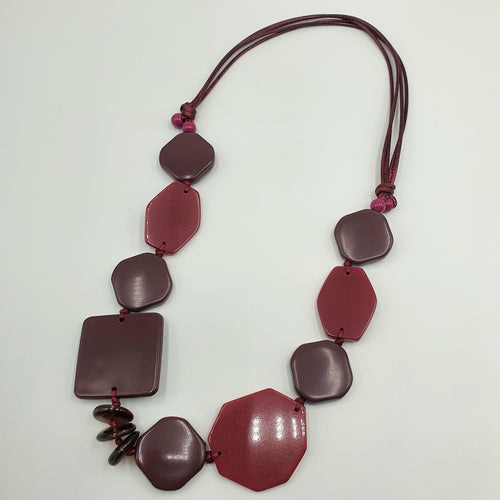 Collana in resina con forme geometriche, tonalità bordeaux
