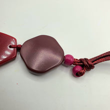 Carica l&#39;immagine nel visualizzatore di Gallery, Collana in resina con forme geometriche, tonalità bordeaux