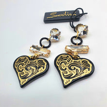 Carica l&#39;immagine nel visualizzatore di Gallery, Orecchini pendenti in metallo placcato oro, anallergici con cristalli e cuore nero