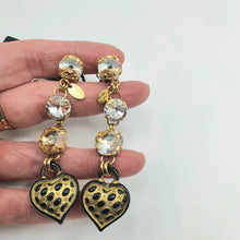 Carica l&#39;immagine nel visualizzatore di Gallery, Orecchini pendenti con cristalli e cuore nero in resina
