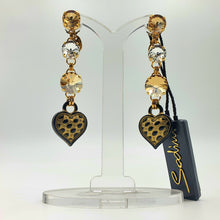 Carica l&#39;immagine nel visualizzatore di Gallery, Orecchini pendenti con cristalli e cuore nero in resina