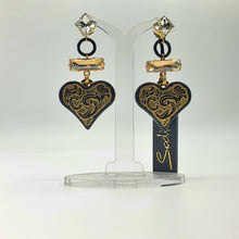 Carica l&#39;immagine nel visualizzatore di Gallery, Orecchini pendenti in metallo placcato oro, anallergici con cristalli e cuore nero