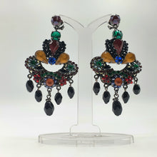 Carica l&#39;immagine nel visualizzatore di Gallery, Orecchini pendenti chandelier con cristalli multicolor e gocce nere