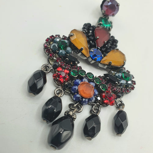 Orecchini pendenti chandelier con cristalli multicolor e gocce nere