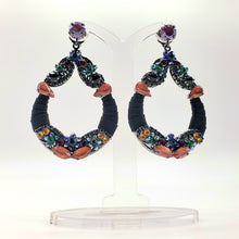 Carica l&#39;immagine nel visualizzatore di Gallery, Orecchini pendenti in metallo anallergico a goccia con cristalli multicolor