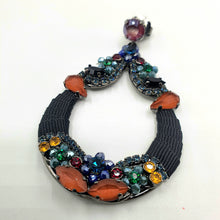 Carica l&#39;immagine nel visualizzatore di Gallery, Orecchini pendenti in metallo anallergico a goccia con cristalli multicolor