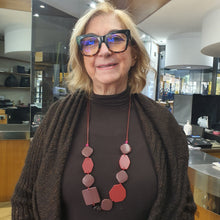 Carica l&#39;immagine nel visualizzatore di Gallery, Collana in resina con forme geometriche, tonalità bordeaux