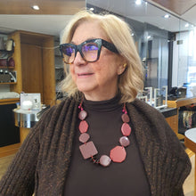 Carica l&#39;immagine nel visualizzatore di Gallery, Collana in resina con forme geometriche, tonalità bordeaux