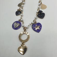 Carica l&#39;immagine nel visualizzatore di Gallery, Collana in perle chiodate modello rosario con charms pendenti.