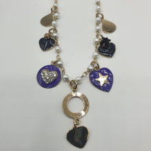 Carica l&#39;immagine nel visualizzatore di Gallery, Collana in perle chiodate modello rosario con charms pendenti.