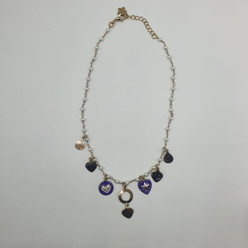 Collana in perle chiodate modello rosario con charms pendenti.