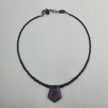 Carica l&#39;immagine nel visualizzatore di Gallery, Girocollo in cristalli neri con centrale in quarzo idrotermale