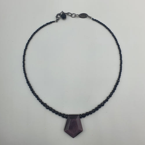 Girocollo in cristalli neri con centrale in quarzo idrotermale