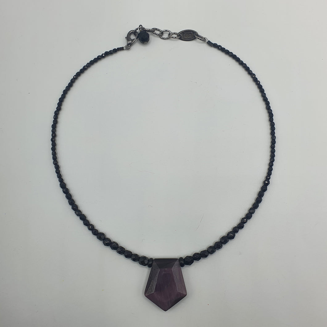 Girocollo in cristalli neri con centrale in quarzo idrotermale