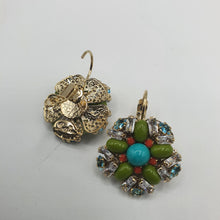 Carica l&#39;immagine nel visualizzatore di Gallery, Coppia di orecchini a monachella con cristalli multicolor