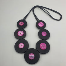 Carica l&#39;immagine nel visualizzatore di Gallery, Collana lunga con dischi in pelle nera e madreperle fuxia