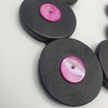 Carica l&#39;immagine nel visualizzatore di Gallery, Collana lunga con dischi in pelle nera e madreperle fuxia