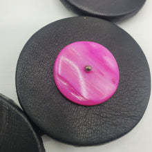 Carica l&#39;immagine nel visualizzatore di Gallery, Collana lunga con dischi in pelle nera e madreperle fuxia