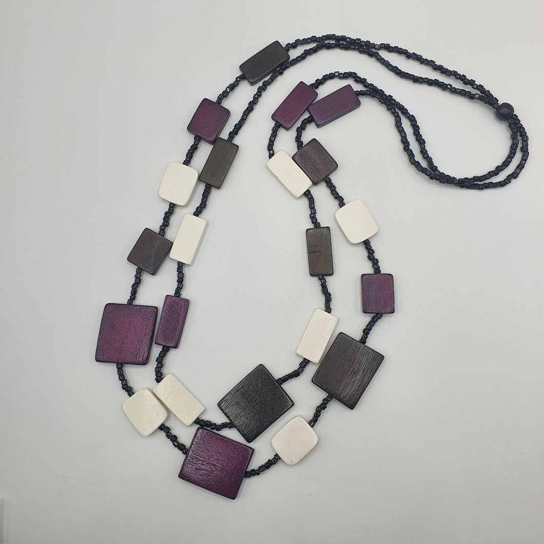 Collana lunga in legno e vetri color nero, marrone, panna, prugna