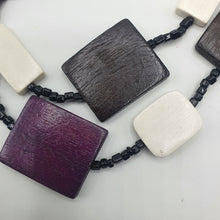 Carica l&#39;immagine nel visualizzatore di Gallery, Collana lunga in legno e vetri color nero, marrone, panna, prugna