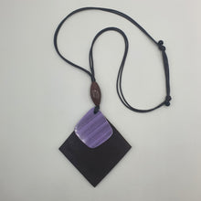 Carica l&#39;immagine nel visualizzatore di Gallery, Collana lunga in pelle e resine