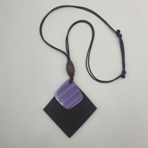 Collana lunga in pelle e resine