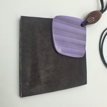 Carica l&#39;immagine nel visualizzatore di Gallery, Collana lunga in pelle e resine