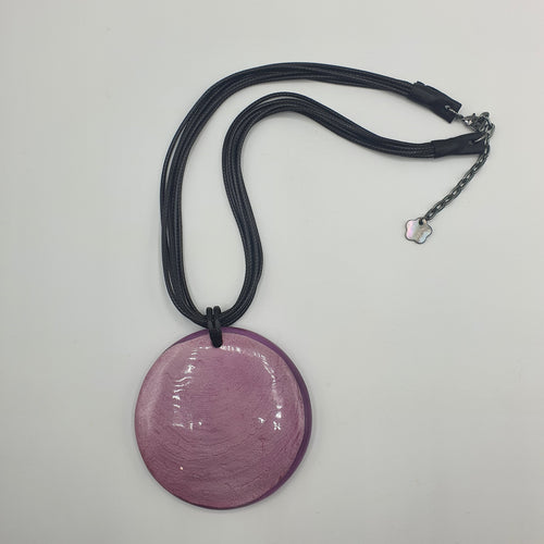 Collana girocollo con cordoncino multi fili e ciondolo in resina.