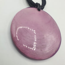 Carica l&#39;immagine nel visualizzatore di Gallery, Collana girocollo con cordoncino multi fili e ciondolo in resina.