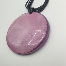 Carica l&#39;immagine nel visualizzatore di Gallery, Collana girocollo con cordoncino multi fili e ciondolo in resina.