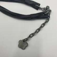 Carica l&#39;immagine nel visualizzatore di Gallery, Collana girocollo con cordoncino multi fili e ciondolo in resina.