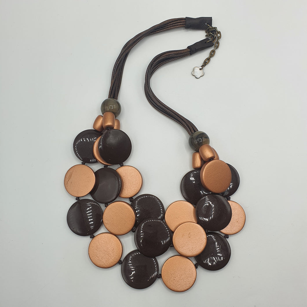 Collana a tre fili con cordoncino, resine e legni