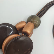 Carica l&#39;immagine nel visualizzatore di Gallery, Collana a tre fili con cordoncino, resine e legni