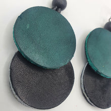 Carica l&#39;immagine nel visualizzatore di Gallery, Coppia di orecchini pendenti con dischi in pelle nero e verde