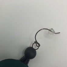 Carica l&#39;immagine nel visualizzatore di Gallery, Coppia di orecchini pendenti con dischi in pelle nero e verde