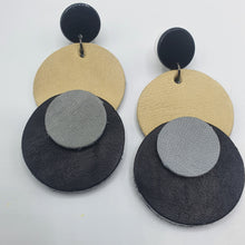 Carica l&#39;immagine nel visualizzatore di Gallery, Coppia di orecchini pendenti in pelle color burro, nero, grigio.