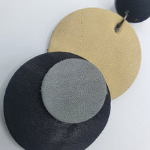 Carica l&#39;immagine nel visualizzatore di Gallery, Coppia di orecchini pendenti in pelle color burro, nero, grigio.