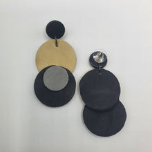 Carica l&#39;immagine nel visualizzatore di Gallery, Coppia di orecchini pendenti in pelle color burro, nero, grigio.