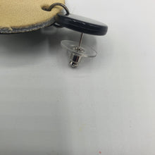 Carica l&#39;immagine nel visualizzatore di Gallery, Coppia di orecchini pendenti in pelle color burro, nero, grigio.