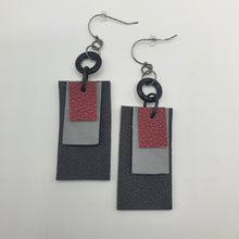 Carica l&#39;immagine nel visualizzatore di Gallery, Coppia di orecchini pendenti in pelle e resina.