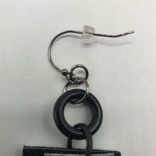 Carica l&#39;immagine nel visualizzatore di Gallery, Coppia di orecchini pendenti in pelle e resina.