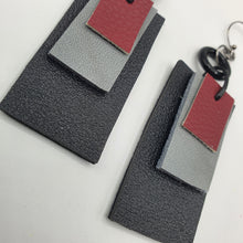 Carica l&#39;immagine nel visualizzatore di Gallery, Coppia di orecchini pendenti in pelle e resina.