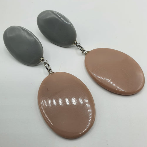 Coppia di orecchini a perno in resina grigia e tortora.