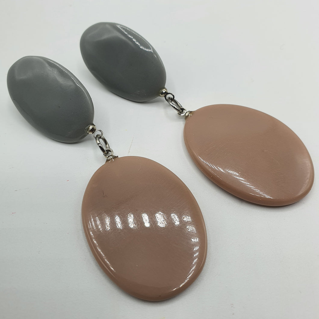 Coppia di orecchini a perno in resina grigia e tortora.