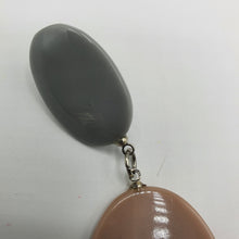 Carica l&#39;immagine nel visualizzatore di Gallery, Coppia di orecchini a perno in resina grigia e tortora.