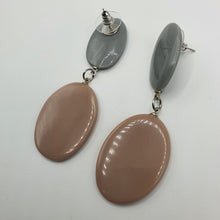 Carica l&#39;immagine nel visualizzatore di Gallery, Coppia di orecchini a perno in resina grigia e tortora.