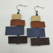 Carica l&#39;immagine nel visualizzatore di Gallery, Coppia di orecchini pendenti, in pelle con rettangoli color burro, tabacco, blu e marrone.