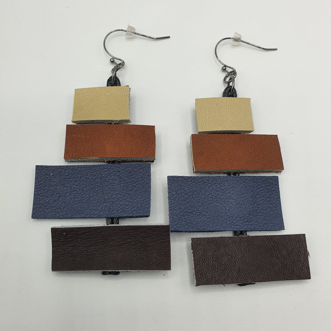 Coppia di orecchini pendenti, in pelle con rettangoli color burro, tabacco, blu e marrone.