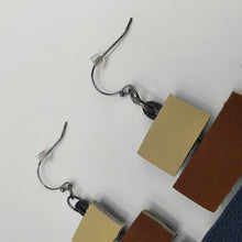 Carica l&#39;immagine nel visualizzatore di Gallery, Coppia di orecchini pendenti, in pelle con rettangoli color burro, tabacco, blu e marrone.